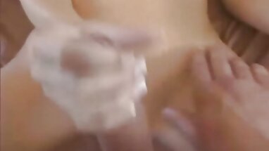 Cô gái làm múa trong khi thay đổi ngôi nhà phim set phu đê