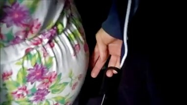 Cô gái tóc vàng làm sẽ phu de bằng tay trong xe